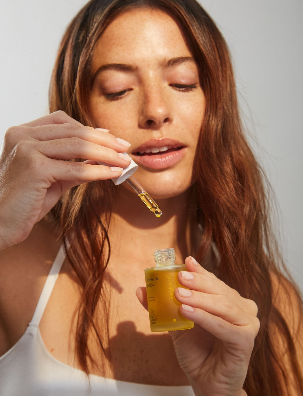 Golden Oil de The Glow Factor aporta antioxidantes y deja la piel y el cabello con un brillo saludable